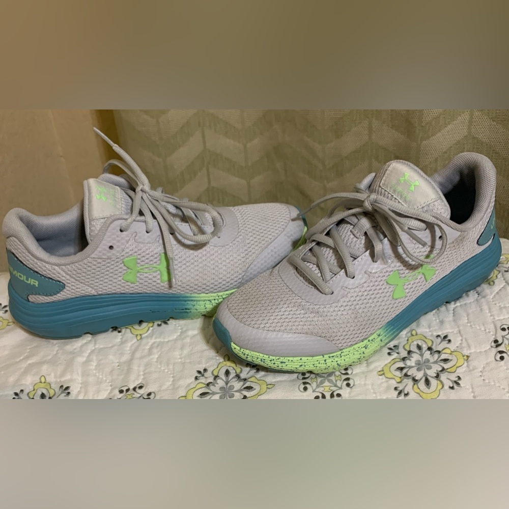 Under Armour Surge shoe. Size 6 youth